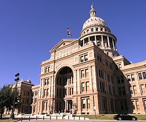 Archivo:Texas State Capitol building-close oblique view