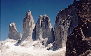 Archivo:Torres del Paine cropped