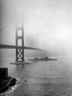 Archivo:USS San Francisco (CA-38) enters San Francisco Bay, December 1942