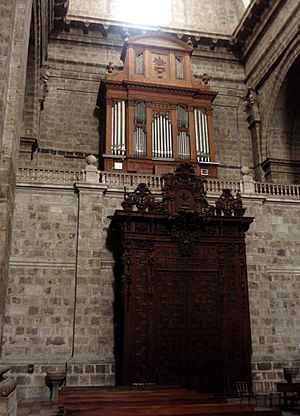 Archivo:Valladolid (España), Catedral. Vista de los pies del templo.