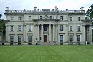 Archivo:Vanderbilt Mansion, Hyde Park, 2012-06-25, 01