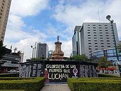 Archivo:Vista de la antimonumenta en la Glorieta a las mujeres que luchan 02