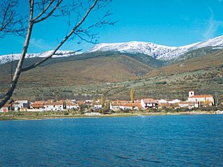 Vista panorámica del embalse con Pinilla del Valle al fondo.jpg