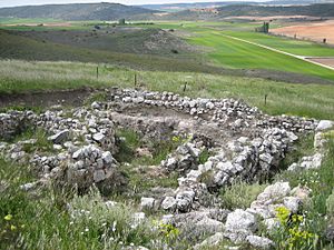 Archivo:Yacimiento arqueológico en el cerro de la virgen de la cuesta. Restos de casas
