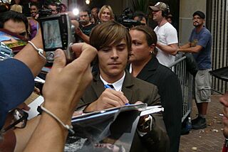 Archivo:Zac Efron TIFF08 (cropped)