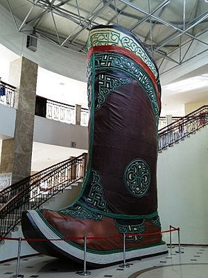 Archivo:Экспонат самого большого в мире сапога - монгольского гутала. Музейный комплекс Цонжин Болдог, Монголия