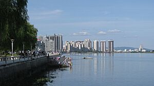 Archivo:江边 bank of Yalu River in Dandong