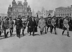 Archivo:19190525-Lenin and bolshevik leaders on Red square