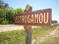 Acceso a Estrugamou por camino rural (partido de Las Flores).jpg