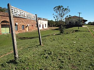 Archivo:Antigua estación ferroviaria de Paraguarí, del Ferrocarril Carlos Antonio López