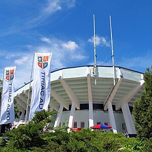 Archivo:Arenele BNR main court at the 2012 BRD Năstase Țiriac Trophy (cropped)