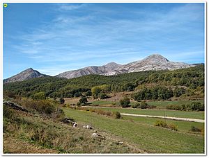 Archivo:Avinante de la pena 33 (Vista de las montañas desde el pueblo)