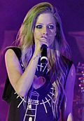 Archivo:Avril Lavigne singing, St. Petersburg (crop)