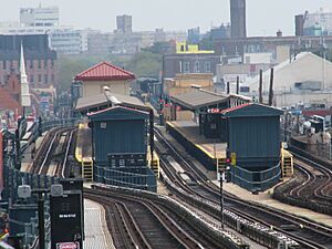 Archivo:Bay Parkway Station from 20th Avenue Station