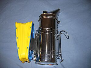 Archivo:Beekeeping smoker