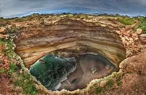 Archivo:Benagil Cave seen by above