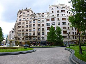 Archivo:Bilbao - Plaza de Emilio Campuzano 4