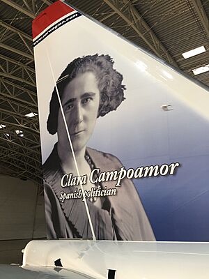 Archivo:Boeing 737-800 Clara Campoamor EI-FJY