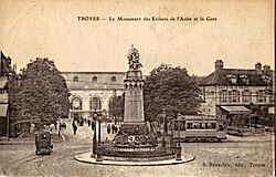 Archivo:Brunclair - TROYES - Le Monument des Enfants de l'Aube et la Gare