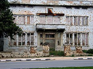 Archivo:Building with Bullet-holes in Huambo, Angola