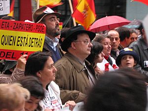 Archivo:Cesar Vidal en la manifestacion convocada por la AVT el 25 noviembre de 2006 contra cualquier negociacion con ETA