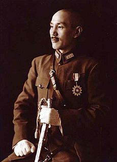 Archivo:Chiang Kai-shek in full uniform