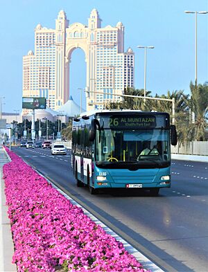 Archivo:Colectivo de transporte público en Abu Dabi
