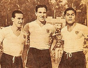 Archivo:Cremaschi, Robledo y Muñoz, Estadio, 1953-07-04 (529)