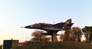 Archivo:Douglas A-4 Skyhawk on a pedestal at Plazoleta Brigada Heroica, Villa Mercedes, San Luis, Argentina, 28 September 2019