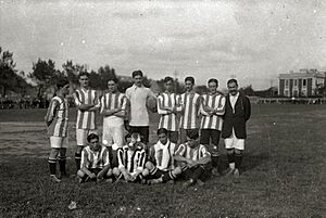 Archivo:Equipo de fútbol de la Real Sociedad en el campo de Ondarreta (1 de 1) - Fondo Car-Kutxa Fototeka
