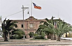 Archivo:Fachada de la Intendencia de Tacna con la bandera de Chile, año 1920 (colorizado)