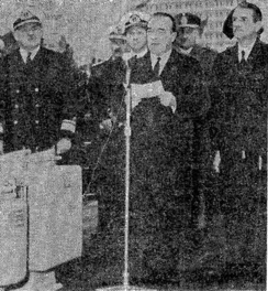 Archivo:Guido lee la orden de zarpada al crucero "La Argentina"