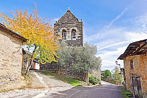 Archivo:Iglesia de Sta. María Magdalena en Cobrana campanario