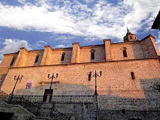 Iglesia de la Asunción en Villacarrillo (Jaén) - Fachada lateral.jpg