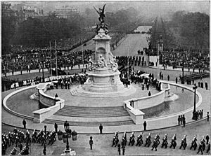 Archivo:Inauguration du Monument de la reine Victoria