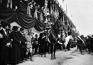 Archivo:Ismael Montes; military parade. (c. 1904–1909; 1913–1917; Oval photograph)