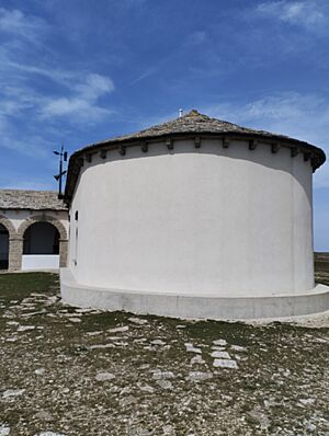Archivo:Iturgoyen. Ermita de la Trinidad. Ábside