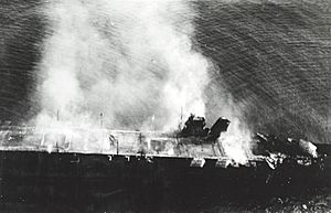 Archivo:Japanese aircraft carrier Hiryu burning on 5 June 1942 (NH 73064)