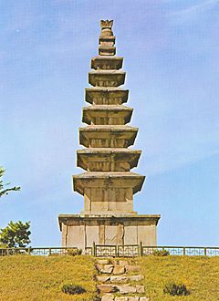 Jungwontappyeongnichilcheungseoktap (Seven storied stone pagoda in Tap-pyeong-ri) 02.jpg