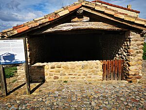 Archivo:Lavadero de Los Molinos de Ocón