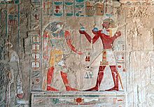 Archivo:Luxor, hieroglyphic decorations inside the Temple of Hatshepsut, Egypt, Oct 2004 A