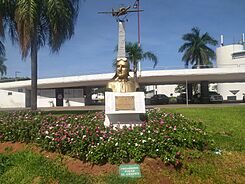 Archivo:Monumento al aviador paraguayo Silvio Pettirossi en el aeropuerto de Luque