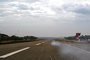 Archivo:Pista de la Base Aérea Táctica Avanzada 'Orinoco'. La Esmeralda, estado Amazonas. Venezuela.