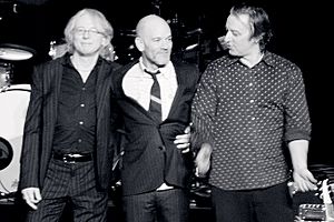 Archivo:R.E.M. in 2008 at the Albert Hall
