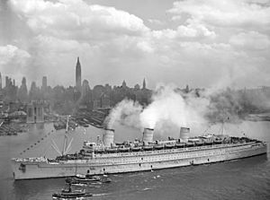 Archivo:RMS Queen Mary 20Jun1945 NewYork