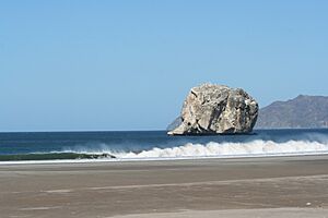 Archivo:Roca Bruja - Guanacaste - Costa Rica