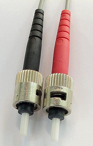 Archivo:ST-optical-fiber-connector-hdr-0a