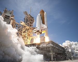 Archivo:Space Shuttle Atlantis launches from KSC on STS-132 side view
