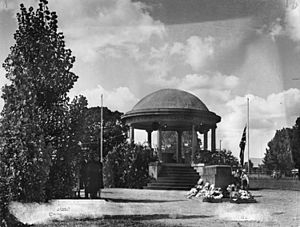 Archivo:StateLibQld 1 207437 Kingaroy War Memorial, 1950