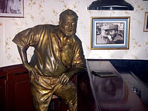 Archivo:Statue of Hemingway at Floridita